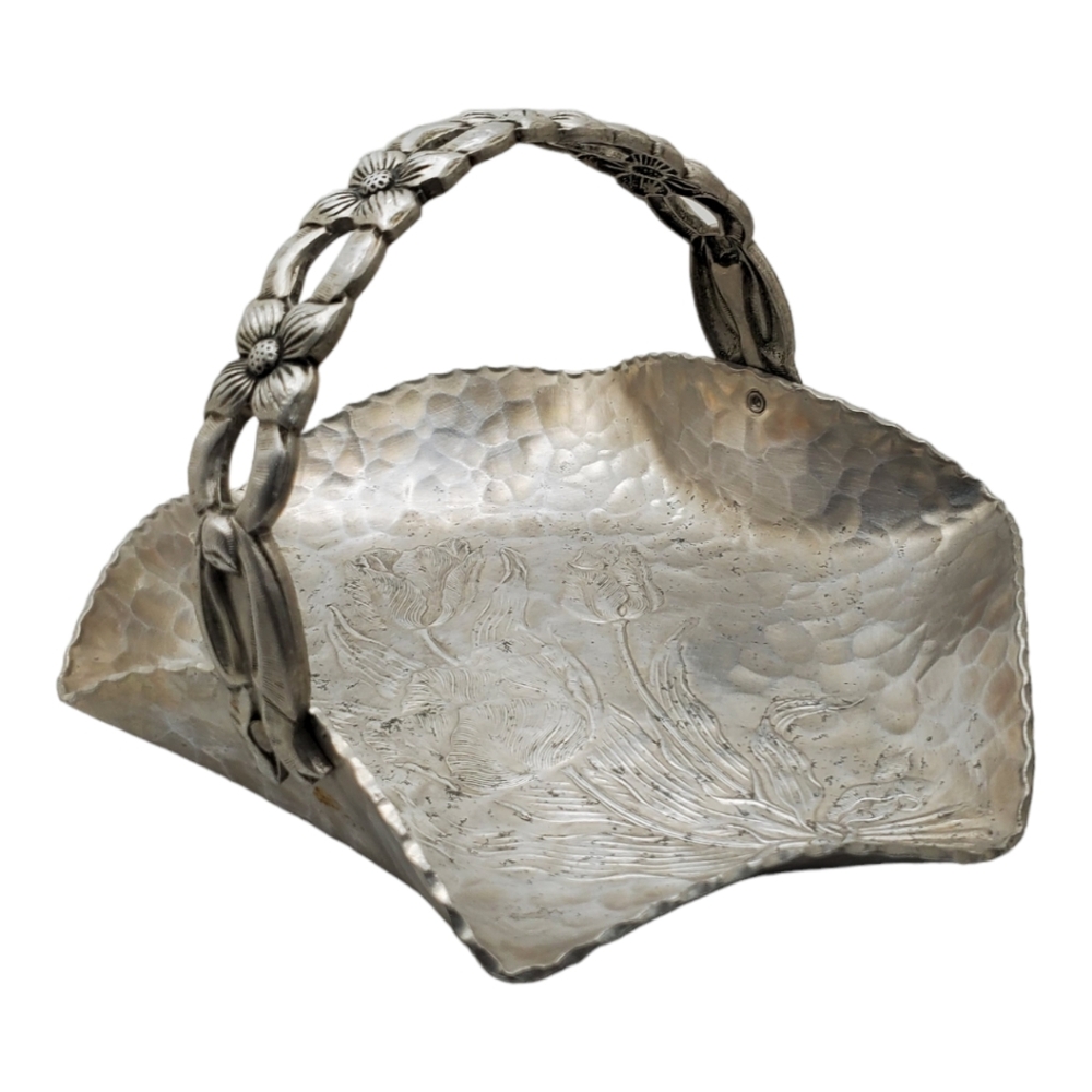 VINTAGE 1940s Aluminumware Rodney Kent Hand Hammered Floral Catch All Basket MCM